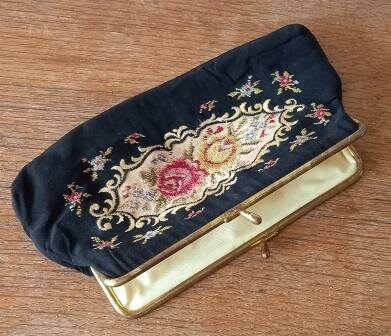 Oude vintage brocante zwarte toilettasje beugel beurs portemonnee petit point borduursel bloemen embroidery purse 1