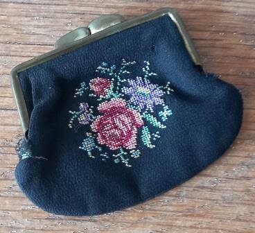 Oude vintage brocante kleine zwarte portemonneetje beursje beugel petit point geborduurde bloemen embroidery purse wallet