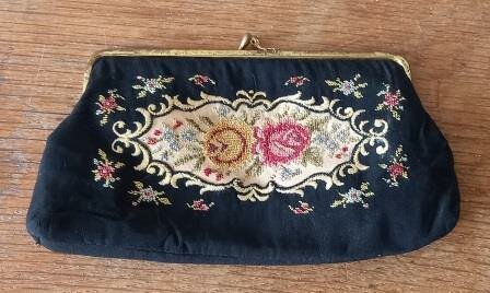 Oude vintage brocante zwarte toilettasje beugel beurs portemonnee petit point borduursel bloemen embroidery purse