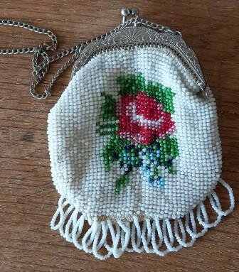 Antieke oude vintage brocante beugelbeursje kralen kraaltjes roos kettinkje beige beads wallet rose 1